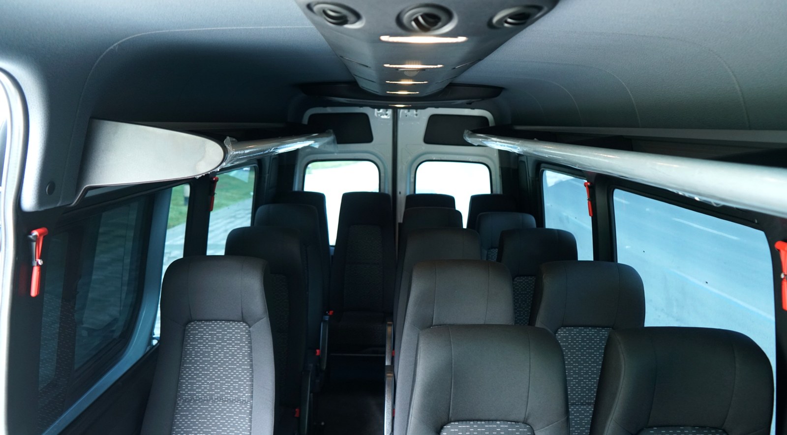 Interior de van para transporte privado Black Cab Peru