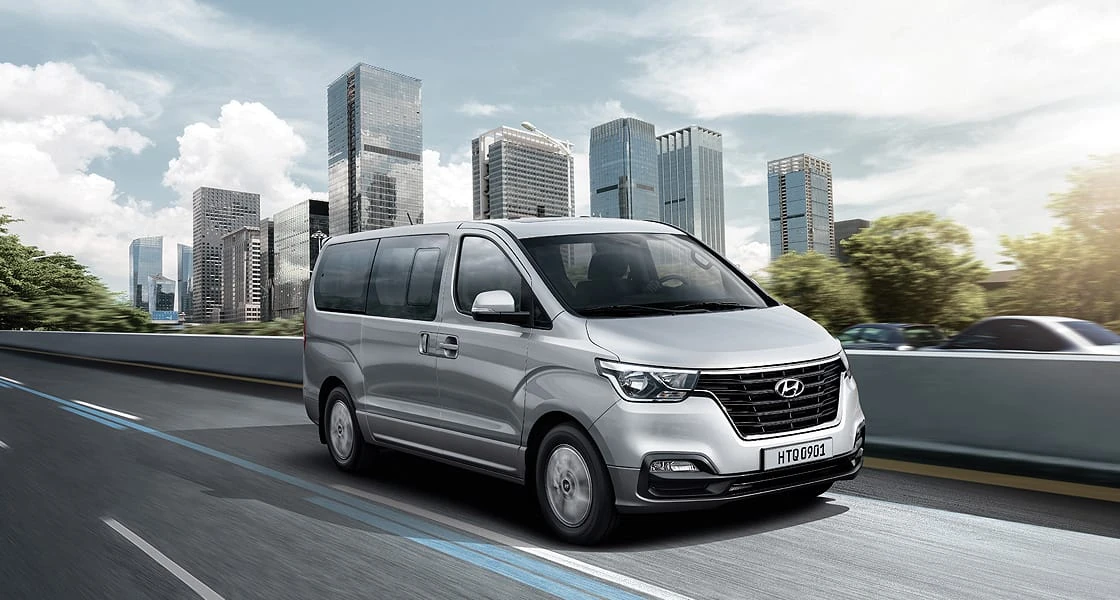 Hyundai H1 completa en vista frontal de tres cuartos