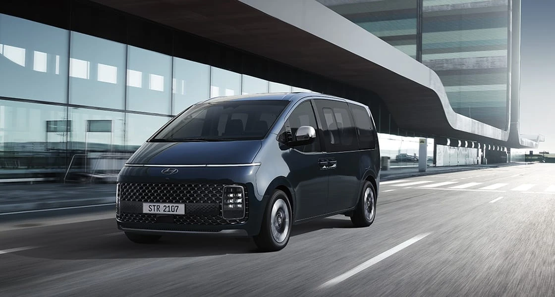 Hyundai Staria Premium completa en vista frontal de tres cuartos