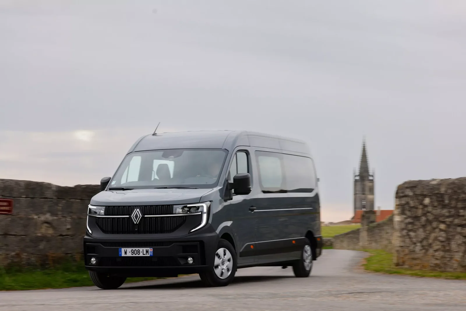 Renault Master completa en vista frontal de tres cuartos